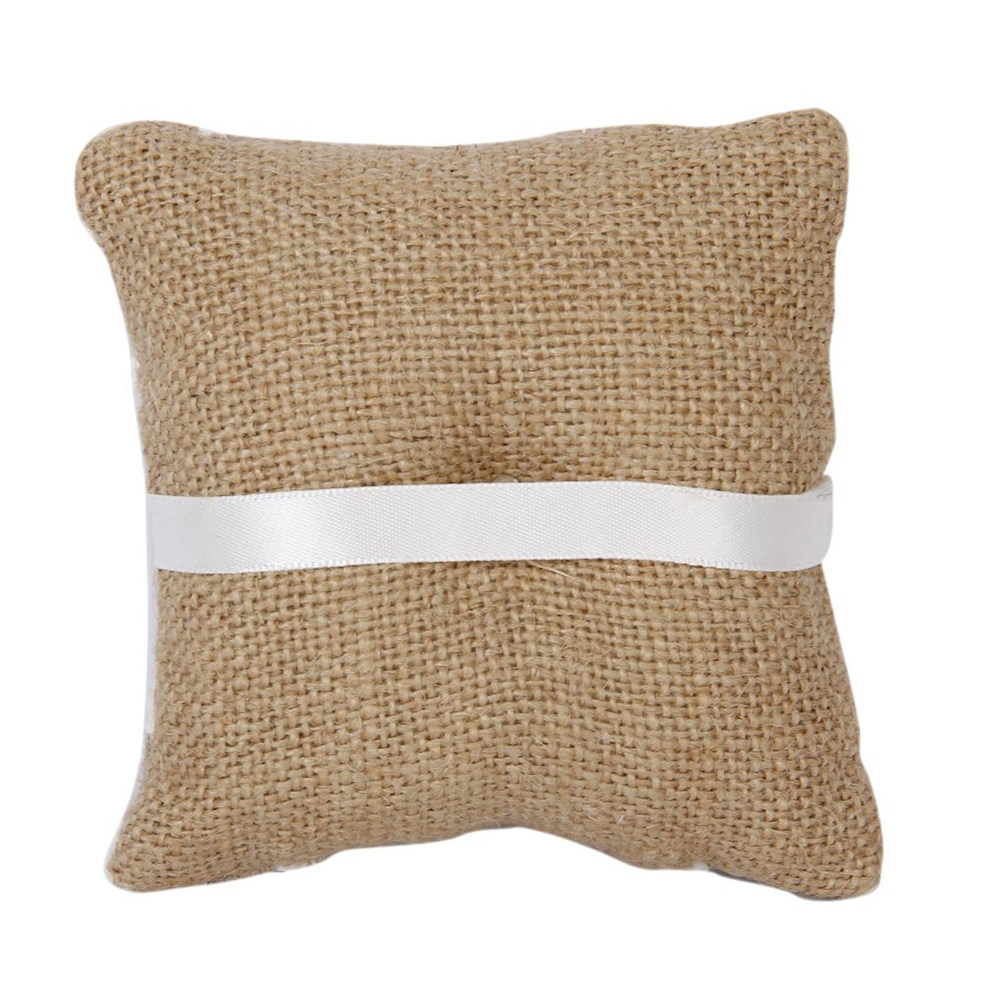 Ring Bearer Pillow - 10x10cmのウェディングリングベアラー枕、素朴なブラウンの麻布生地に花柄のレースリボン装飾が施されており、挙式に最適です。