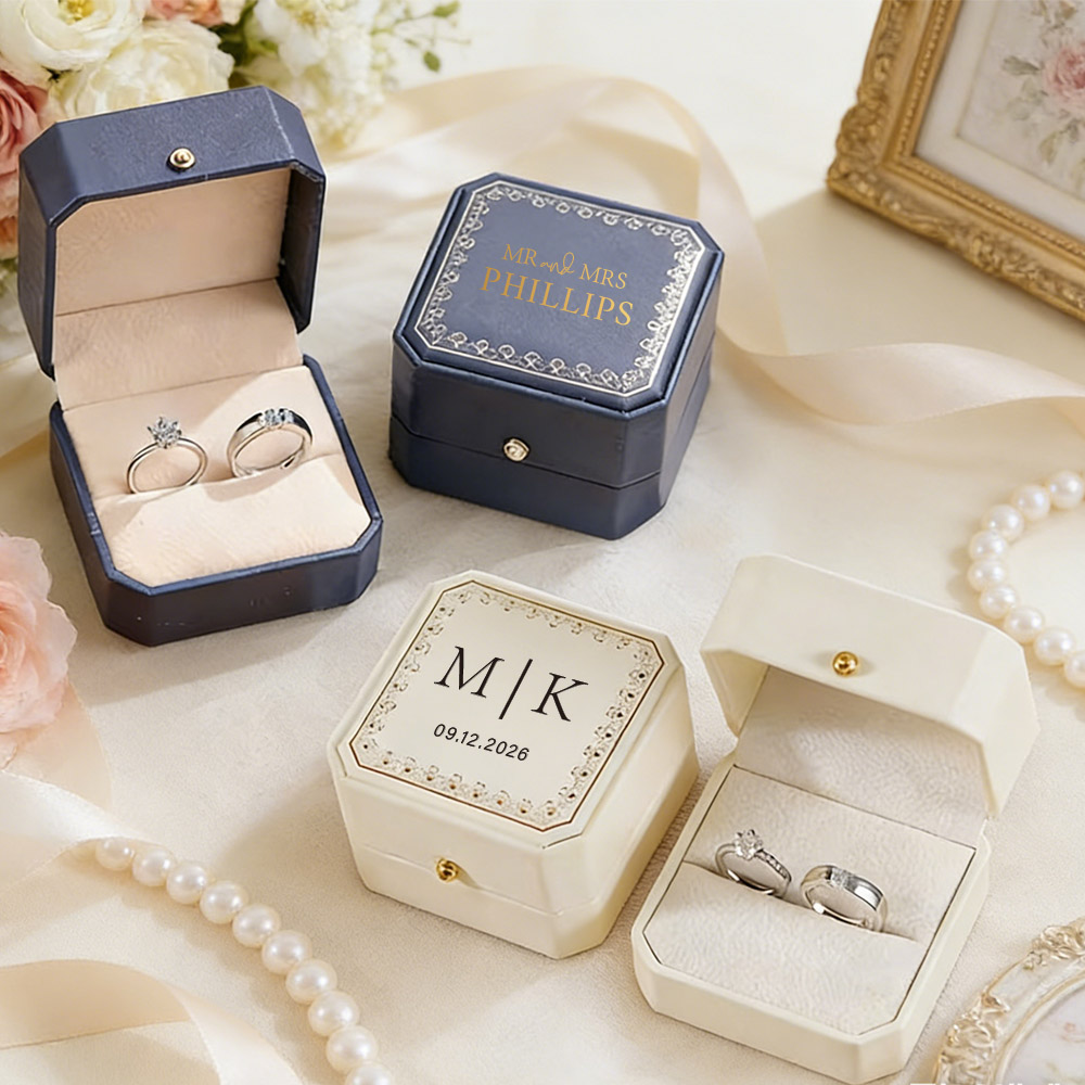 パーソナライズされたフェイクレザーリングボックス、ベルベット - Wedding Zone のレビューと価格
